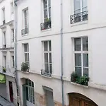 Bright Studio In The Centre Of Paris